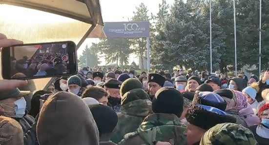 Митинг против председателя колхоза "Россия" в Ставропольском крае. Скриншот сообщения в Твиттере https://twitter.com/asilikedem/status/1463794818937675781 