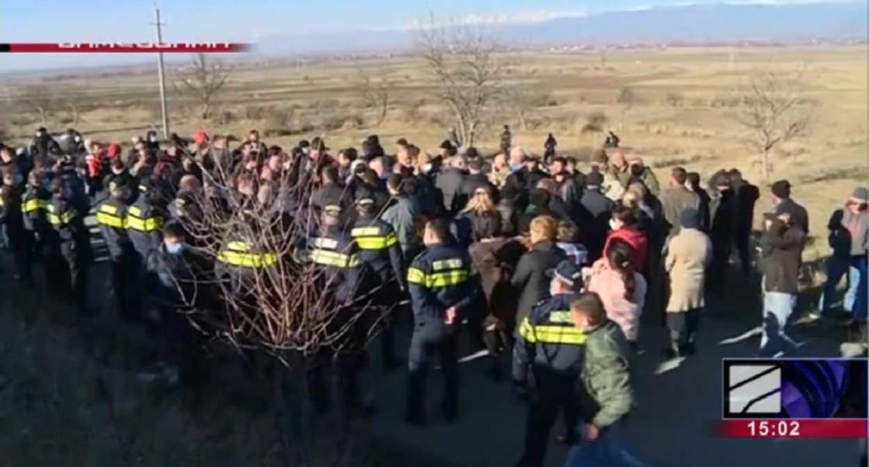 Жители села Зегдулети во время акции протеста. Стоп-кадр из видео на странице https://rustavi2.ge/ka/news/216359