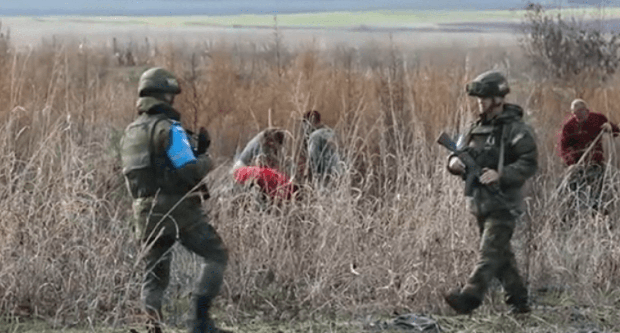 Военные обеспечивают безопасность работ виноградарей. Фото пресс-службы Минобороны России. https://mil.ru/russian_peacekeeping_forces/news/more.htm?id=12397092@egNews