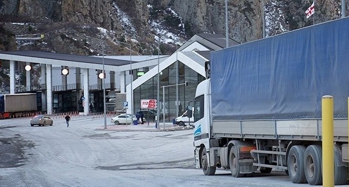 Грузовик на Военно-Грузинской дороге. Фото пресс-служба МЧС https://26.mchs.gov.ru/deyatelnost/press-centr/operativnaya-informaciya/4627696