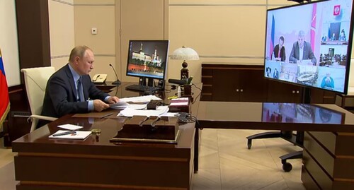 Владимир Путин слушает выступление Александра Сокурова на заседании Совета по правам человека. 9 декабря 2021 года. Стоп-кадр видео http://kremlin.ru/events/president/news/67331/videos