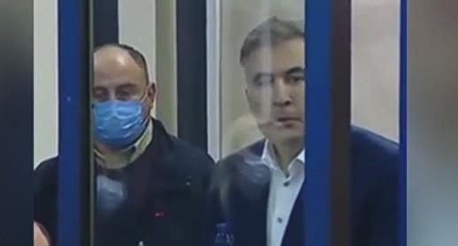 Михаил Саакашвили в зале суда. Кадр видео РЕН ТВ https://ren.tv/news/v-mire/909370-saakashvili-iz-zala-suda-prizval-storonnikov-prodolzhat-protesty