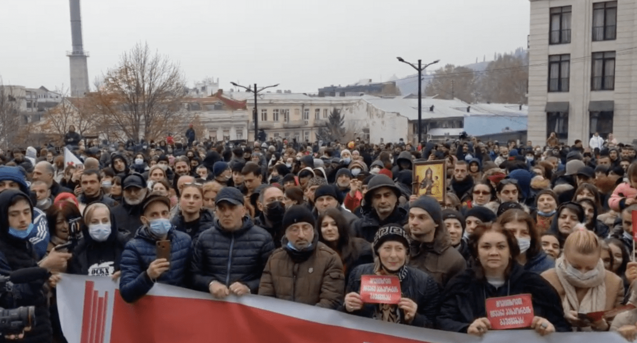 Участники акции протеста против "Зеленых паспортов" в Тбилиси, 12 декабря 2021 года. Скриншот со страницы  https://www.facebook.com/NEWSGEORGIA/posts/4717660634947910