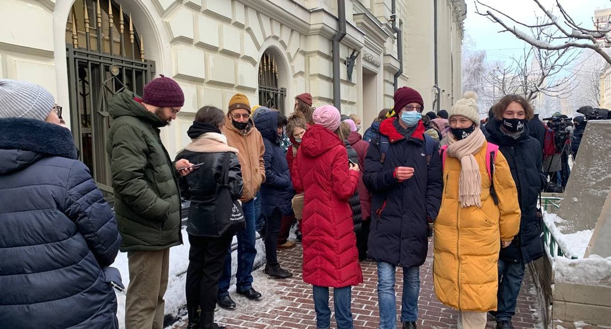 У здания Верховного суда, в котором проходит открытое заседание по иску Генпрокуратуры о ликвидации "Международного Мемориала"* 14.12.2021. Фото ПЦ "Мемориал"* https://twitter.com/hrc_memorial