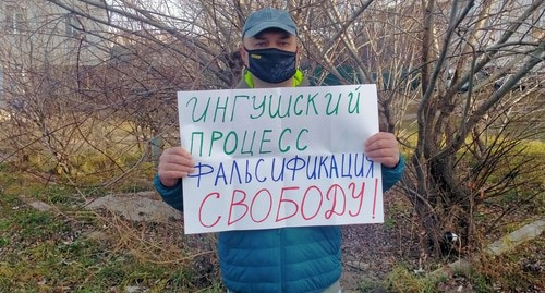 Активист Иван Зевакин проводит одиночный пикет у здания Кисловодского городского суда. Фото Алены Садовской для "Кавказского узла"