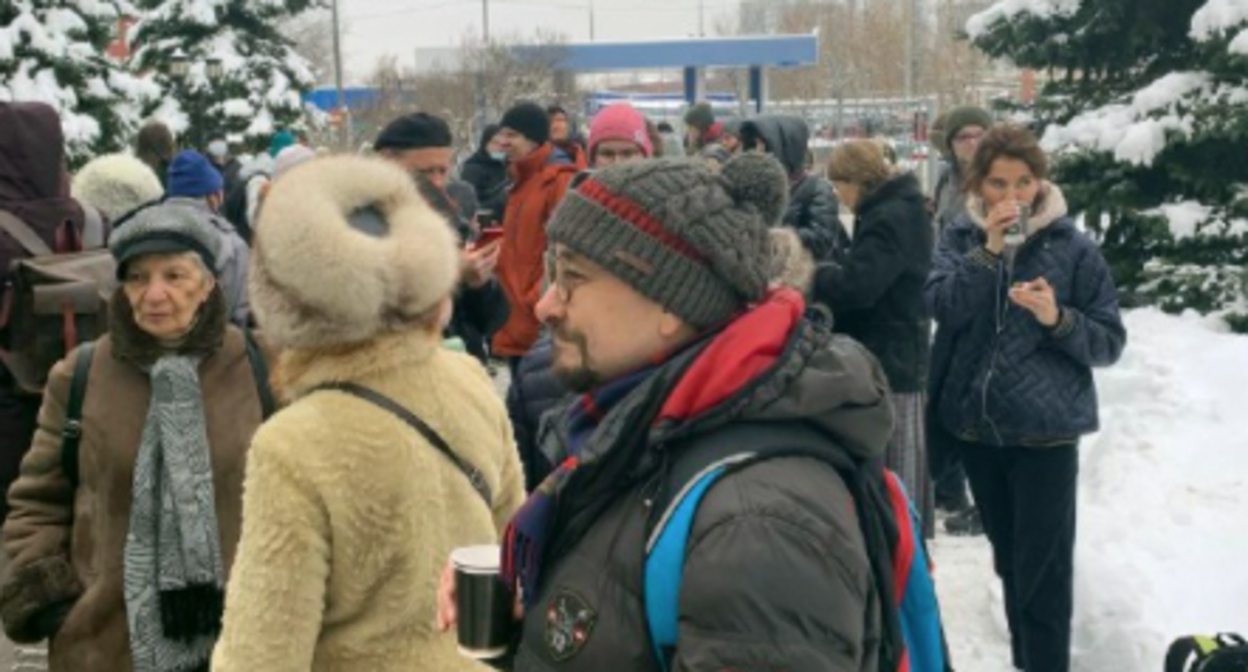 Несколько десятков человек около здания Мосгорсуда, где прошло предварительное заседание по иску о ликвидации Правозащитного центра "Мемориал"*. Скриншот сообщения https://t.me/polniypc/915