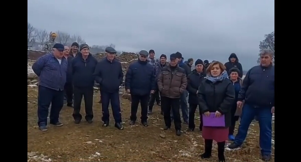 Жители села Хаталдон просят власти провести проверку законности установки вышки сотовой связи. Стопкадр из видео https://www.instagram.com/tv/CXqdm4Ho6ob/