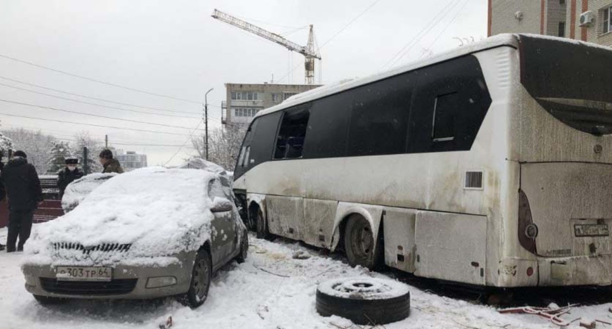 Последствия  аварии автобуса в Саратове Фото: областная служба спасения, ГИБДД https://www.4vsar.ru/news/v-bolnicah-saratova-ostautsya-chetvero-157980/?utm_source=yxnews&utm_medium=desktop