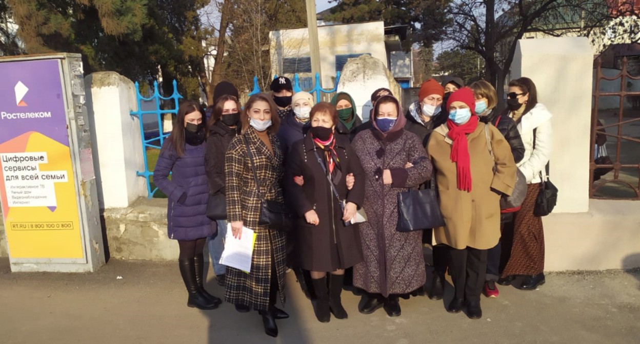 Онкобольные у ворот онкодиспансера. 
Фото  Аксаны Кучменовой для "Кавказского узла"