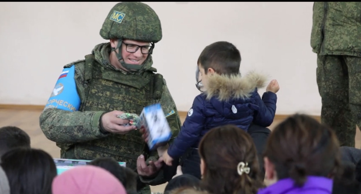 Передача подарков детям в села Ван. Скриншот кадра видео на сайте Минобороны России. https://mil.ru/russian_peacekeeping_forces/news/more.htm?id=12400507@egNews