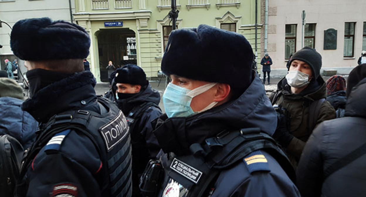 Полиция начала оттеснять журналистов и группу поддержки от входа в здание Верховного суда. Москва, 18 декабря 2021 г. Фото Рустама Джалилова для "Кавказского узла"