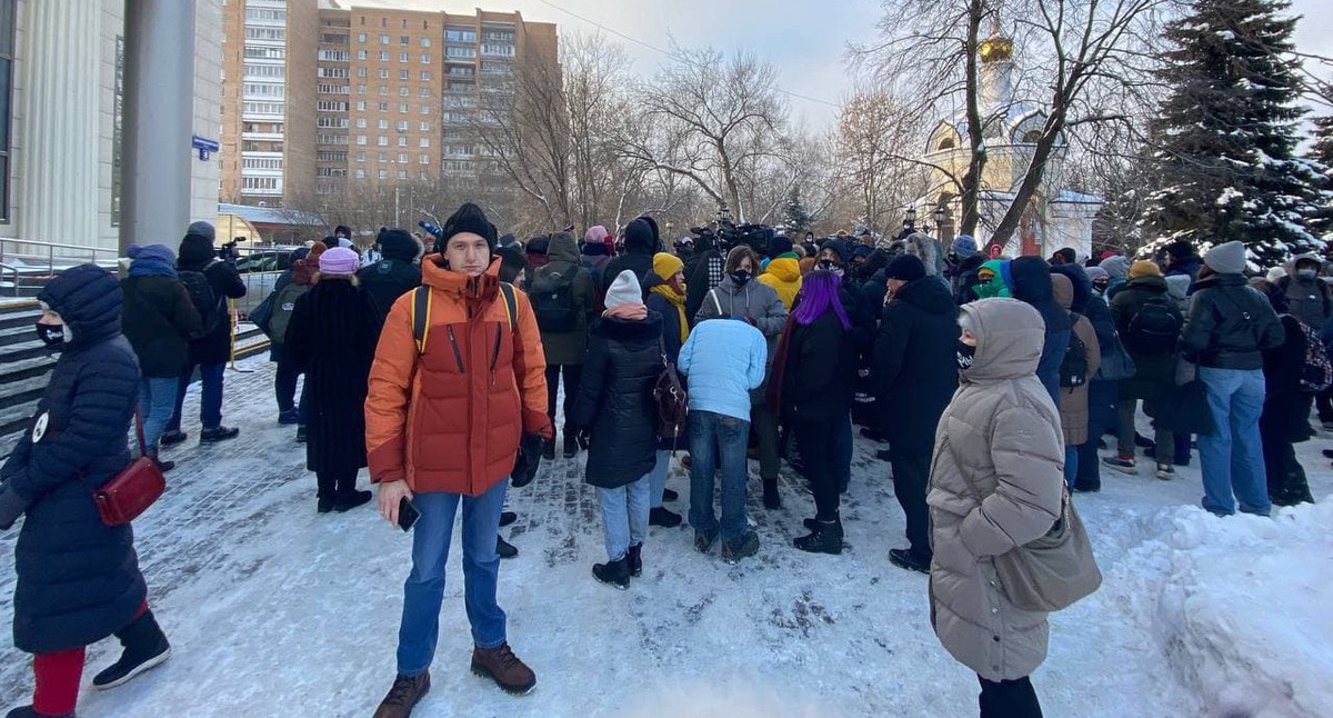 У здания Мосгорсуда после оглашения приговора. Скриншот  сообщения https://t.me/polniypc