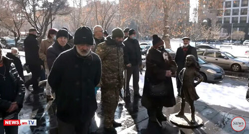 Участники акции протеста в Ереване. Кадр видео News.am https://www.youtube.com/watch?v=61s6s9tPOhY
