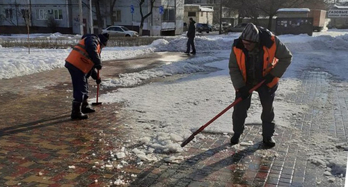 Уборка дорожки в парке Волгограда. Фото: пресс-служба администрации Волгограда