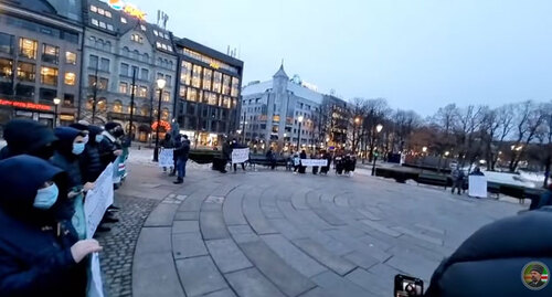 Митинг против насилия над чеченскими женщинами. Осло, 29 января 2022 года. Кадр видео Youtube-канала Анзора Масхадова Nizam Channel https://www.youtube.com/c/NizamChannel/videos
