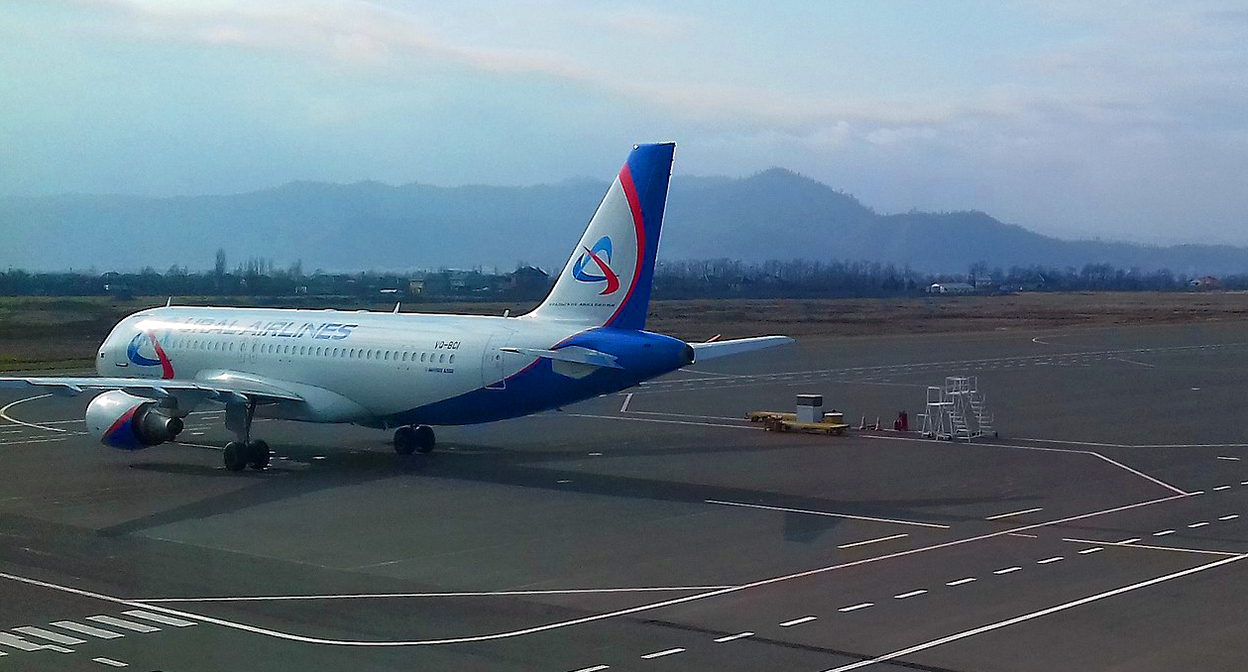 Самолет "Уральских авиалиний". Фото: "Гусейн42"  https://commons.wikimedia.org/wiki/Category:Ural_Airlines#/media/File:Ural_Airlines'a_məxsus_təyyarə_.jpg