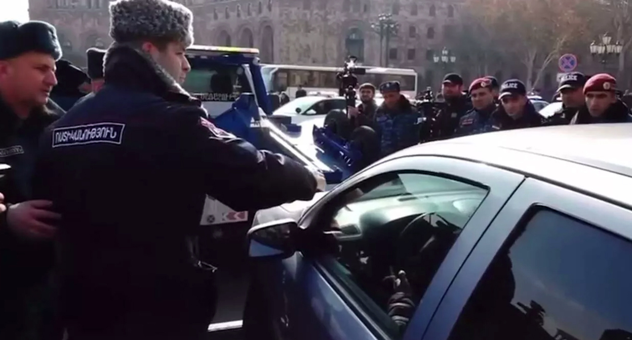 Участники акции протеста изменений тарифы на ОСАГО  в Ереване 31.01.2022.  Фото: Screenshot / Mika Badalyan