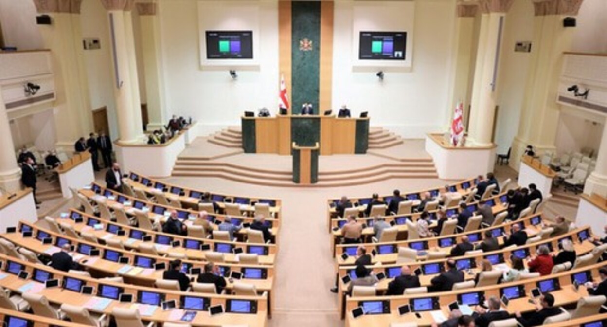 Парламент Грузии. Фото пресс-службы парламента Грузии https://parliament.ge/media/news/zurab-girchi-jafaridzes-da-mamuka-khazaradzes-parlamentis-tsevris-uflebamosileba-vadamde-sheutsqdat