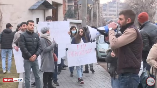 Активисты молодежного крыла АРФ "Дашнакцутюн" на акции протеста в Ереване. Стопкадр видеоролика на странице https://www.youtube.com/watch?v=5553McSRSJM&feature=emb_imp_woyt