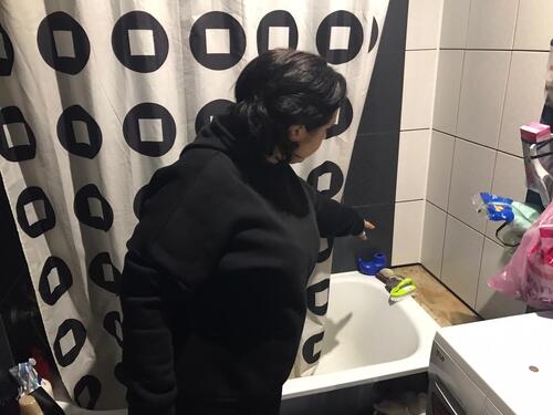 Оксана Голикова показывает плесень в ванной. Красный Сулин, 12 февраля 2022 года. Фото Сергея Снежина для «Кавказского узла»