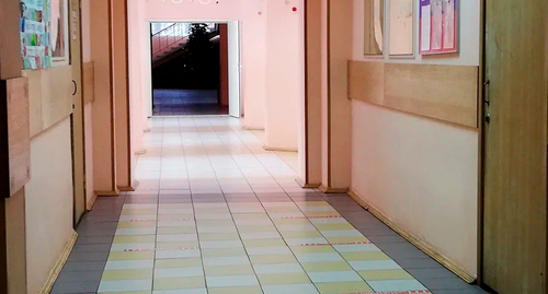 Школьный коридор. Фото Нины Тумановой для "Кавказского узла"