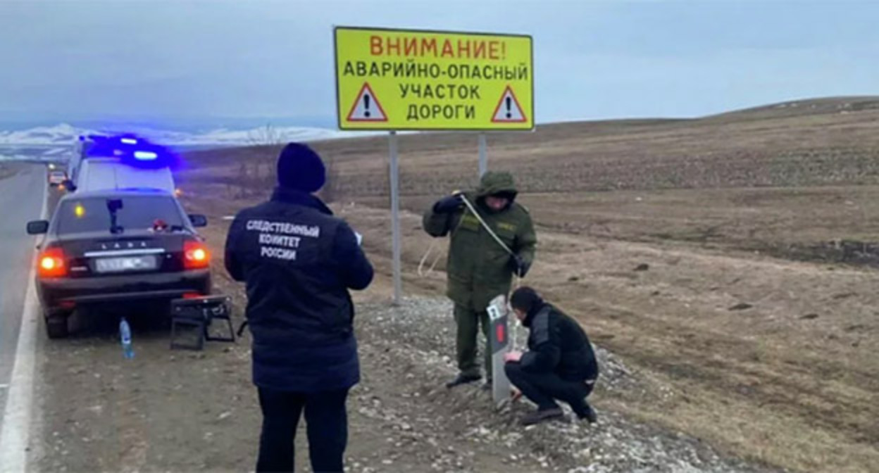 Сотрудники Следкома на месте происшествия. Фото : Следственное управление СК РФ по КЧР