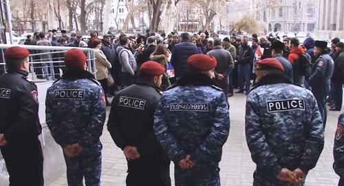 Акция протеста беженцев в Ереване 18 февраля. Кадр видео: 5 TV Channel www.youtube.com/watch?v=eZLgZkwFouQ 