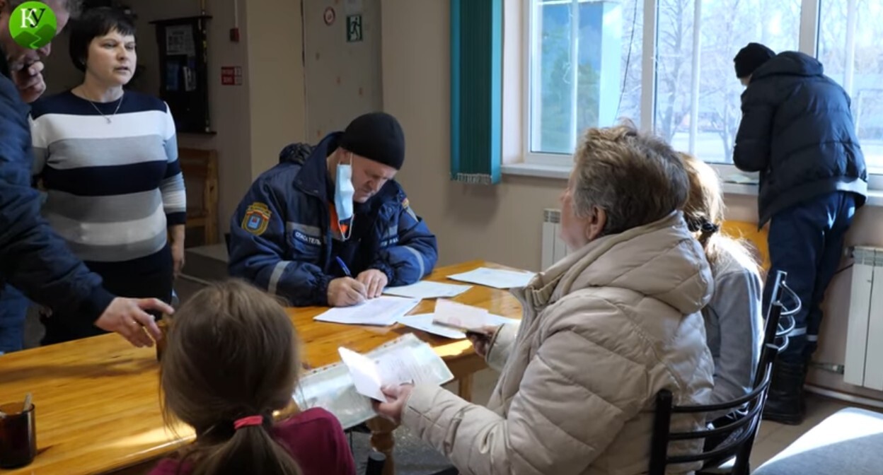 Прием беженцев из Донбасса в Ростовской области. Стоп-кадр из видео "Кавказского узла" https://www.youtube.com/watch?v=577yCkDTZlE