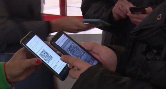 Проверка QR-кодов. Стоп-кадр видео https://www.ntv.ru/novosti/2636681/