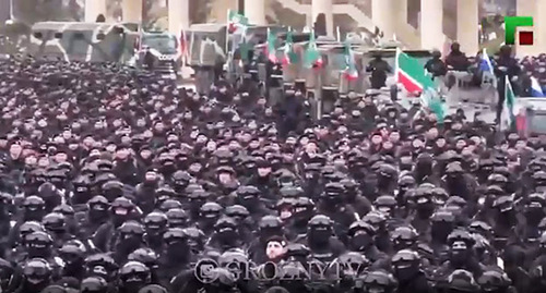 Бойцы на площади Грозного. Скриншот видео https://www.instagram.com/p/CaZl2TcDnWm/
