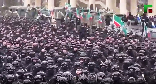Чеченские силовики на площади Грозного 25 февраля 2022 года. Фото: стоп-кадр видео https://www.instagram.com/p/CaZl2TcDnWm/