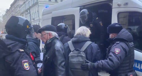 Задержание правозащитников в Москве 26 февраля 2022 года. Стоп-кадр из видео в Telegram-канале ПЦ "Мемориал"*