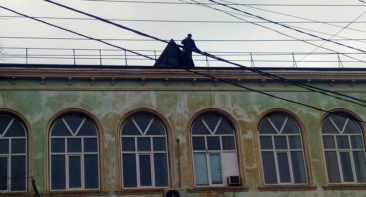 Бывший сотрудник ортотравматологического центра в Махачкале Салим Халитов проводит акцию протеста на крыше этого учреждения. Фото Мурада Мурадова для "Кавказского уза"