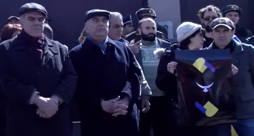 Участники акции в Ереване, стоп-кадр видео https://www.facebook.com/watch/live/?ref=watch_permalink&v=530603391699156