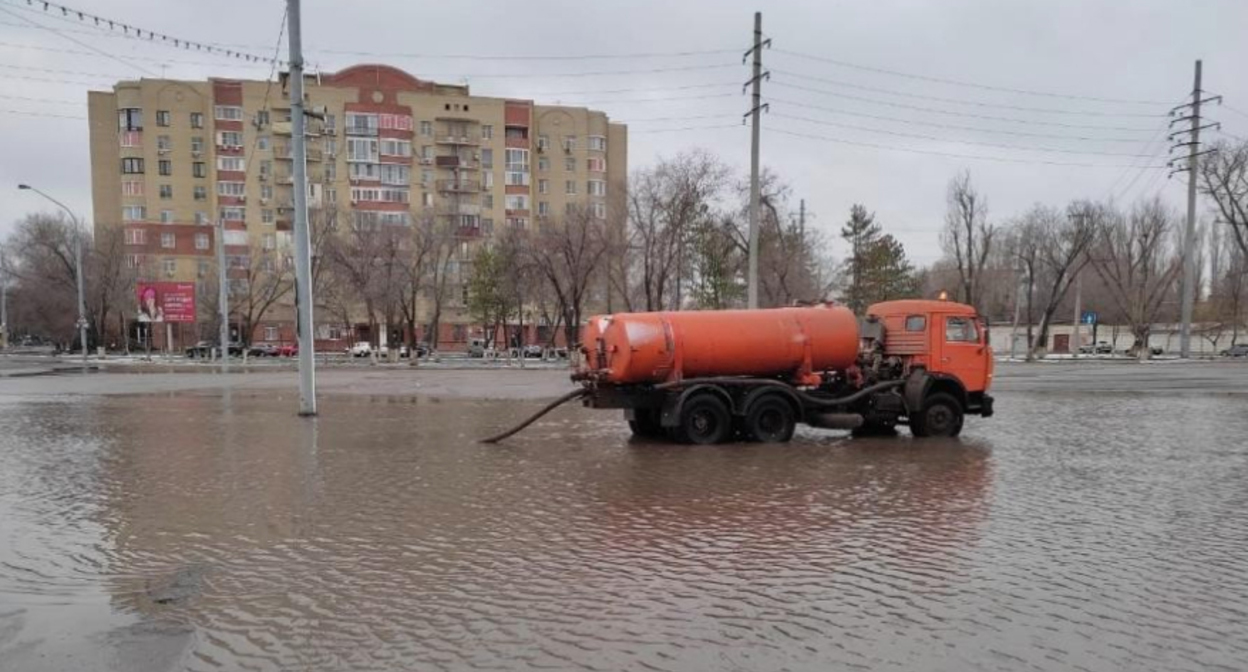 Последствия урагана в Астрахани. Фото пресс-службы Администрации города http://astrgorod.ru/news/kommunalnye-sluzhby-rabotayut-v-kruglosutochnom-rezhime