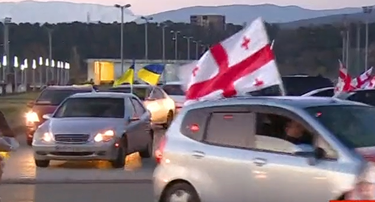 Автопробег по улицам города  Кутаиси в знак протеста против военной операции на Украине  Кадр видео https://rustavi2.ge/ka/news/223965