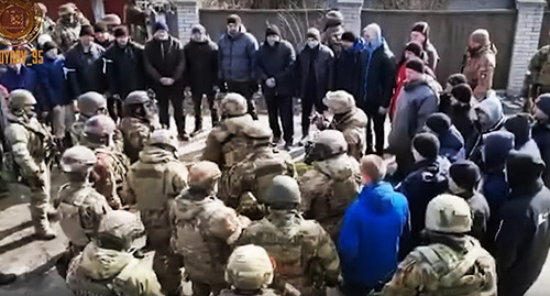 Кадр видеозаписи беседы чеченских силовиков с жителями украинского населенного пункта. Скриншот https://vk.com/ramzan?w=wall279938622_751475