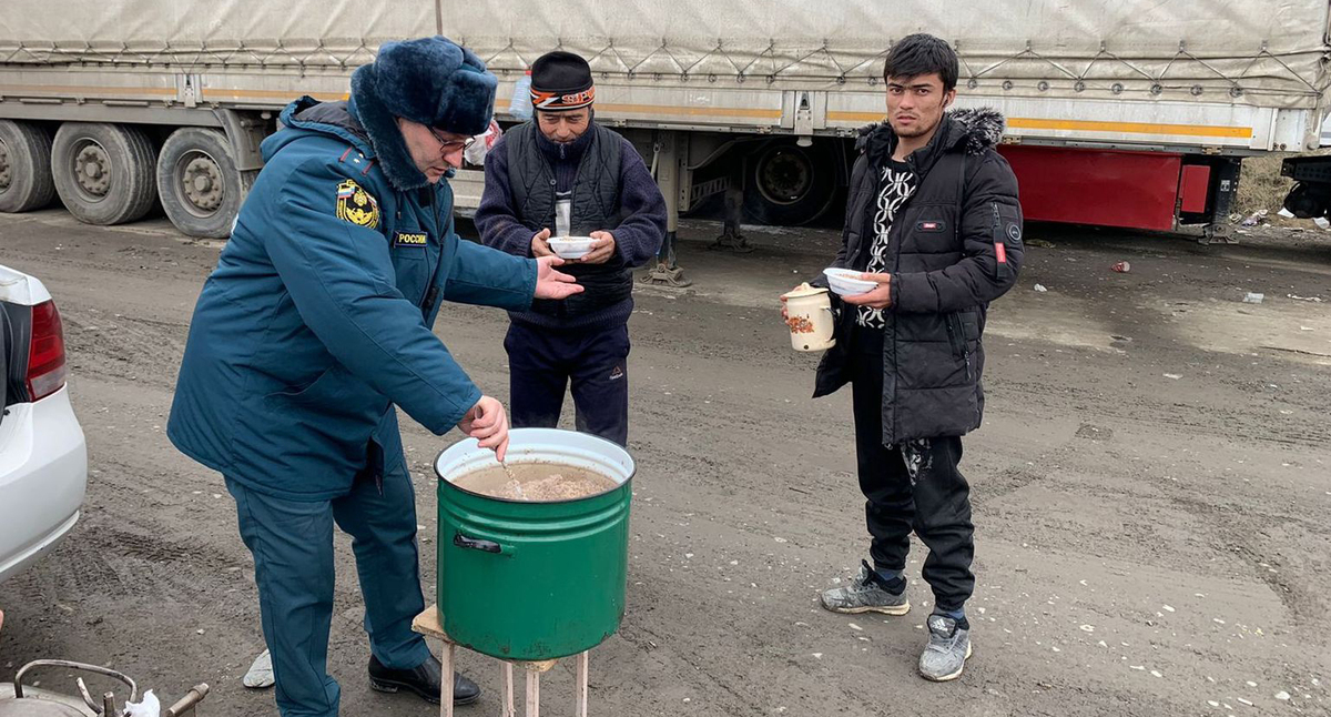 Сотрудник МЧС у КПП, где водители ожидают разрешения на проезд по Военно-Грузинской дороге, которая закрыта из-за непогоды. Фото пресс-службы МЧС https://vk.com/mchs_rso_a 