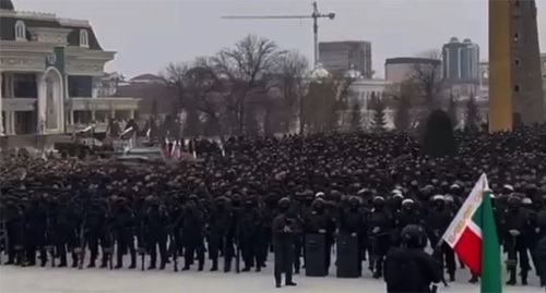 Чеченские бойцы на митинге в Грозном. Февраль 2022 г. Скриншот видео https://www.rbc.ru/politics/25/02/2022/6218c4089a7947a8fc3e9640