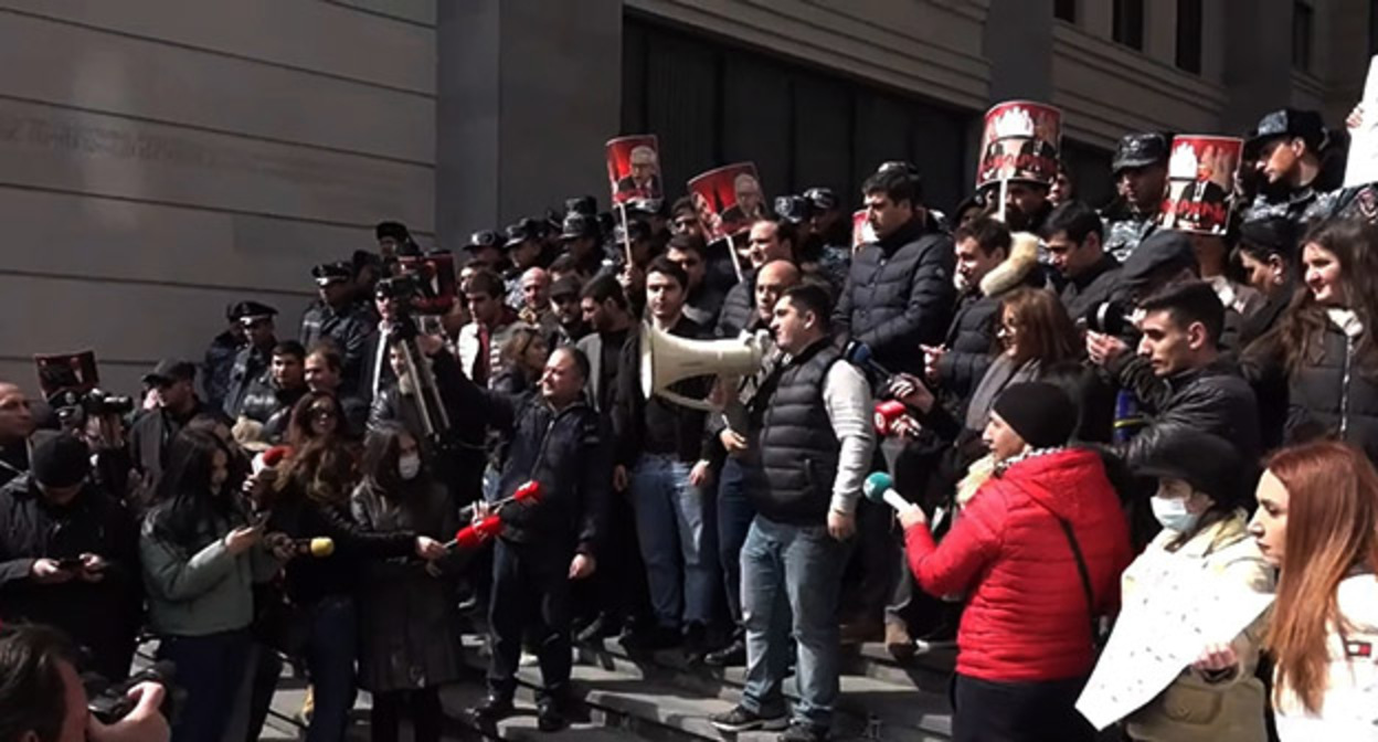 Участники протестной акции "против отношений с Турцией и Азербайджаном". Фото Армине Мартиросян для "Кавказского узла"