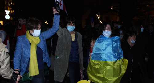 Участники акции в поддержку Украины в Тбилиси, фото И. Кукуджановой для "Кавказского узла"