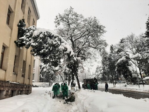 Снегопад создал много работы для сотрудников экстренных служб в Степанакерте. 20 марта 2022 года. Фото Алвард Григорян для «Кавказского узла»