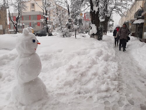 Снеговик в Степанакерте. 20 марта 2022 года. Фото Алвард Григорян для «Кавказского узла»