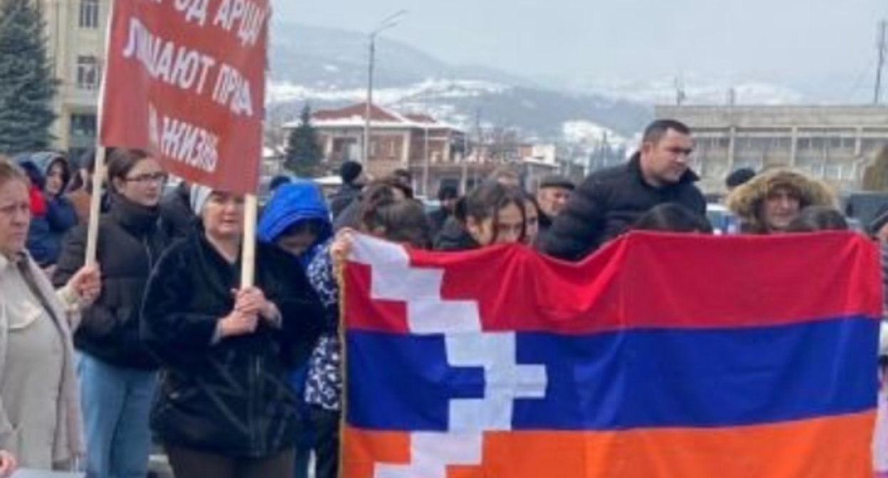 Участники митинга в Степанакерте 26.03.22. Фото: Арменпресс, https://t.me/armenpress/58573