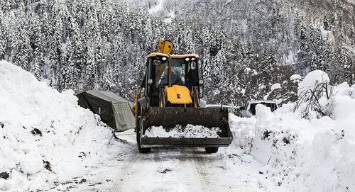Уборка снега на Военно-Грузинской дороге.  Фото: https://www.facebook.com/georoad.ge/