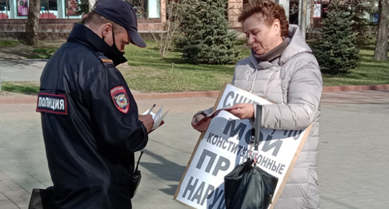 Тамара Гродникова задержана на пикете в Волгограде. 6 апреля 2022 г. Фото Вячеслава Ященко для "Кавказского узла"