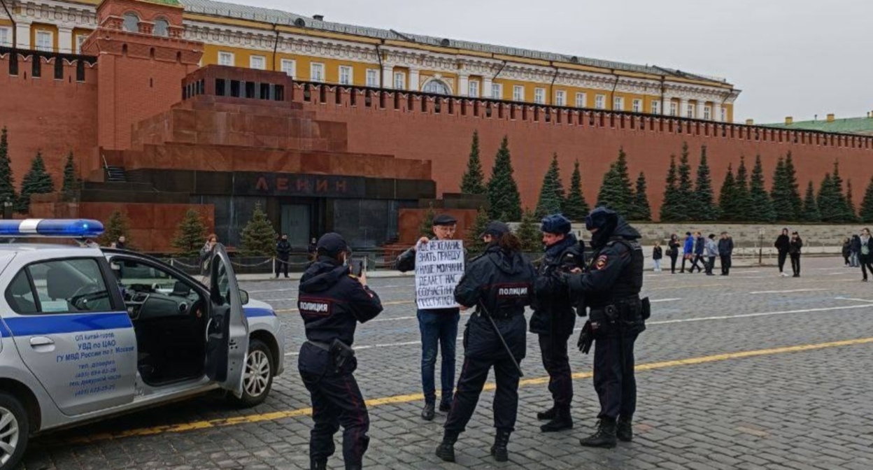 Сотрудники полиции заинтересовались пикетом Олега Орлова. Москва, 10 апреля 2022 года. Фото: Правозащитный центр "Мемориал"* https://t.me/polniypc/2219