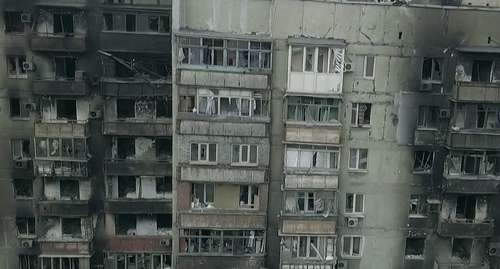Разрушенный в следствии военных действий дом на  Украине, март 2022 г. Фото: кадр видео ТК "Звезда" https://tvzvezda.ru/news/20224102341-cXIyV.html