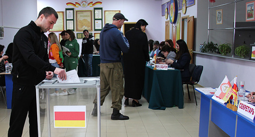 На избирательном участке в Цхинвале. 10 апреля 2022 года. Фото Марии Абайти для "Кавказского узла"