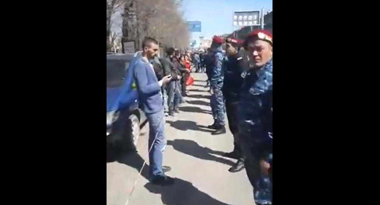 Акция протеста в Гюмри. Скриншот видео, опубликованного 16.04.22 на YouTube-канале Yerevan.Today, https://www.youtube.com/watch?v=wiIpLpQTbf4&t=158s